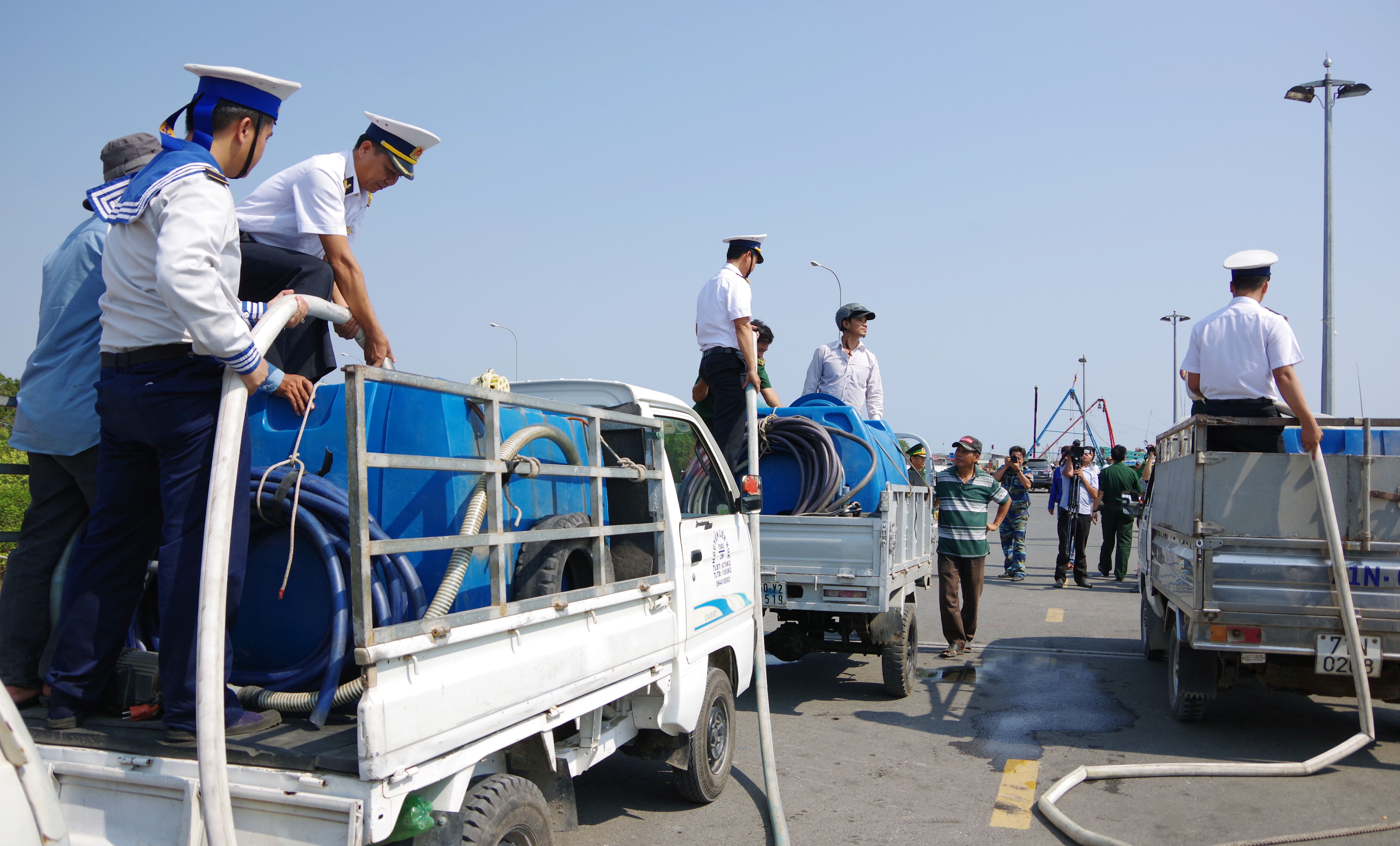 Bộ tư lệnh Vùng 2 Hải quân cung cấp nước ngọt giúp nhân dân vùng nhiễm mặn tỉnh Bến Tre