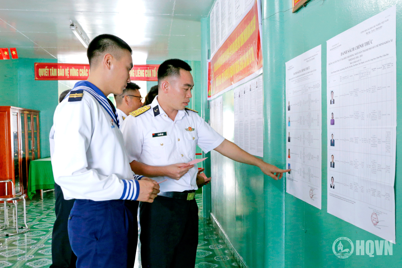 Cán bộ, chiến sĩ nghiên cứu danh sách, tiểu sử và chương trình hành động của các ứng cử viên trước khi bỏ phiếu.