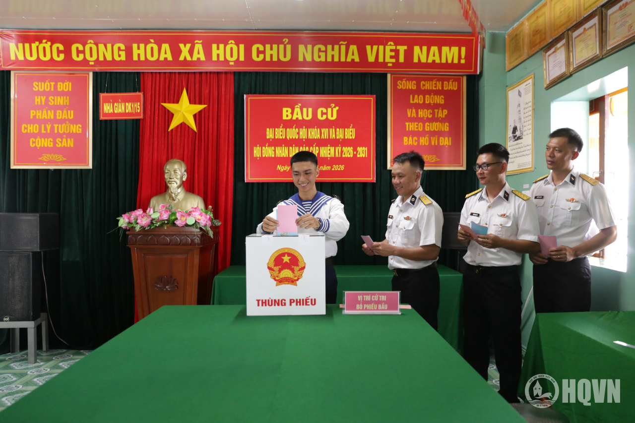 Các quân nhân nhà giàn DK1/15-Phúc Nguyên phấn khởi thực hiện quyền bầu cử ngay tại nơi đang công tác.