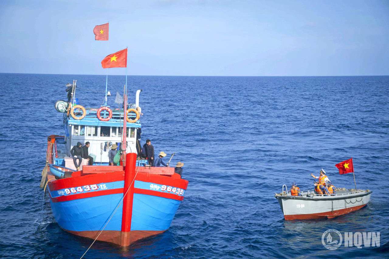 Ngoài cử tri là quân nhân, Tổ bầu cử còn tiếp cận các tàu cá để ngư dân đang khai thác hải sản dài ngày trên biển xa được thực hiện quyền công dân.